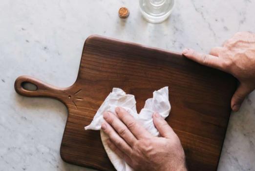 Tips for maintaining a clean cutting board after raw meat